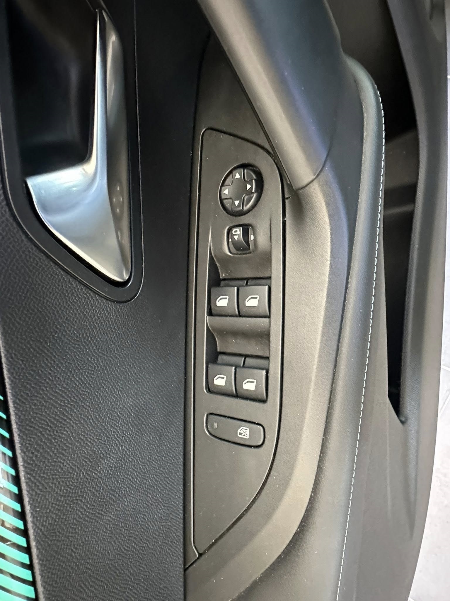 PEUGEOT 2008 CROSSOVER  BlueDHi 110CV ALLURE PACK
